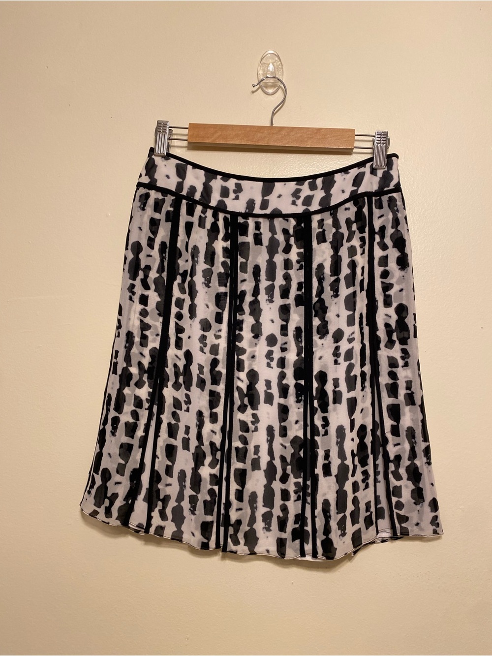 Carlisle Silk Black and White Printed Mini Skirt with Vertical Piping. Size 0